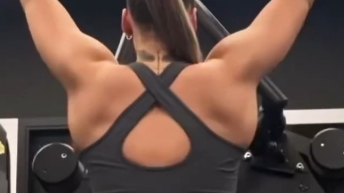 Guys how would you feel if you trained with a girl that lifts heavier than you?