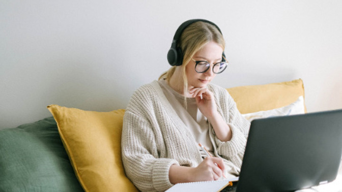 What is good birthday gift ideas for introverted female turning 18?