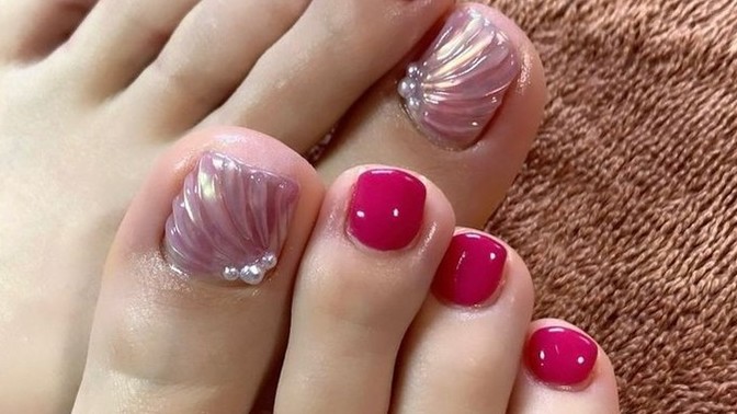 Which pedicure design looks good?