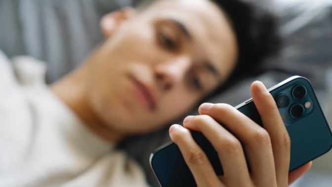 Is it a red flag a guy your dating keep his phone on dnd mode late at night everytime?