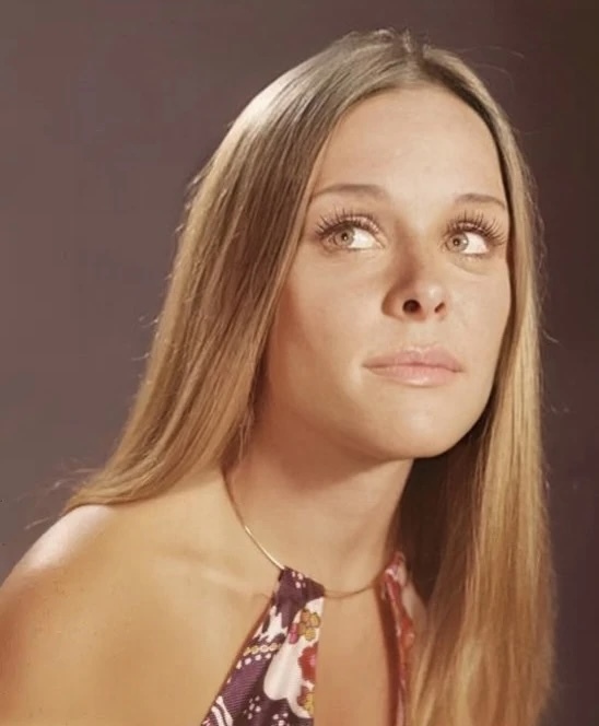 Does this woman have the beauty of her mother?