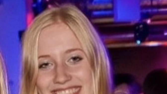 Does this woman have the beauty of her mother?