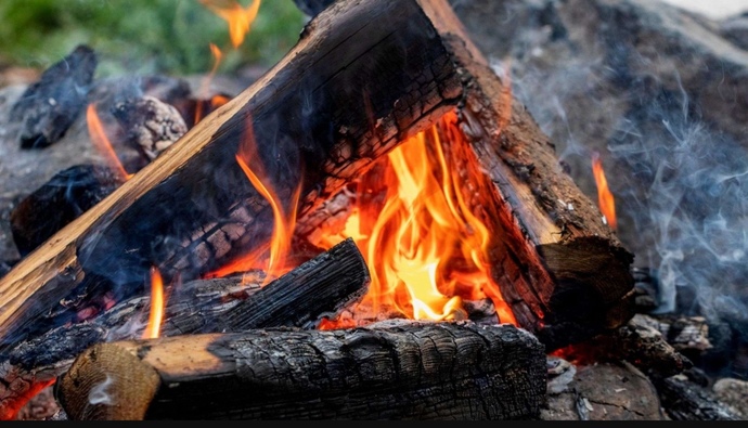 Do you like the smell of campfires?🔥 Should they make a men’s cologne with this smell?