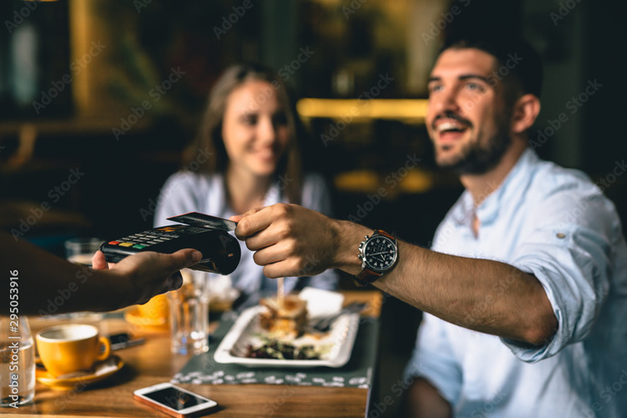 Should men pay the bill on a date 💳?