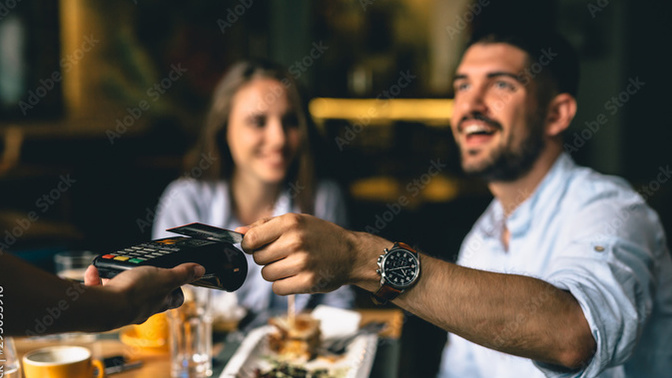 Should men pay the bill on a date 💳?