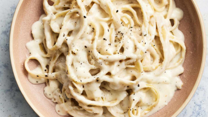 Can you mix alfredo sauce and pesto?