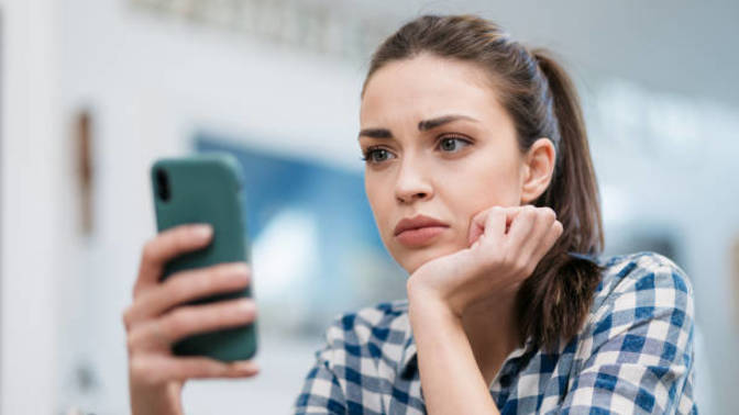 Girls do you hate when you don't get a text back STRAIGHT away?