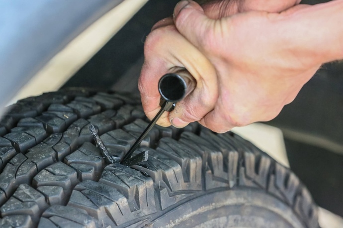 Can you change a tire 🛞 or plug a hole?