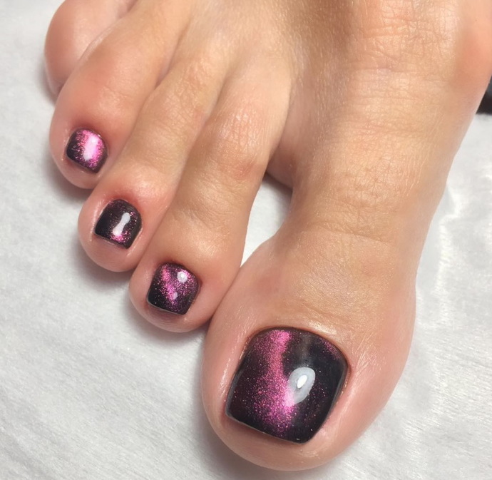 The big toe is much longer than the rest. Is it worth getting a bright pedicure or is it better not to draw attention to such toes?
