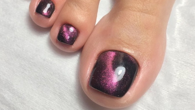 The big toe is much longer than the rest. Is it worth getting a bright pedicure or is it better not to draw attention to such toes?