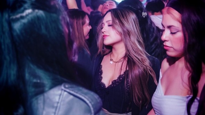 How can you go clubbing alone (as a female) and have fun?