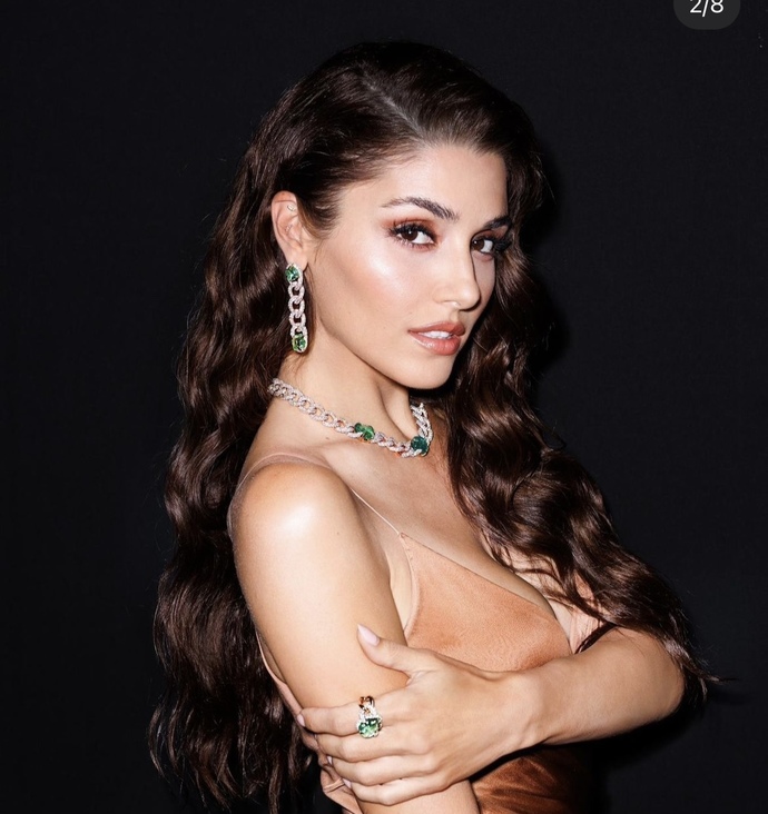 Which hairstyle is nicer on girls? middle part or side part?