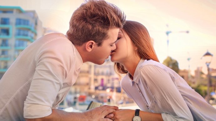 Who should initiate the kiss on a first date?
