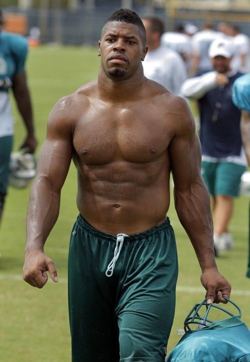 Can you play NFL football at a height around 5′5″ and make good money from it?