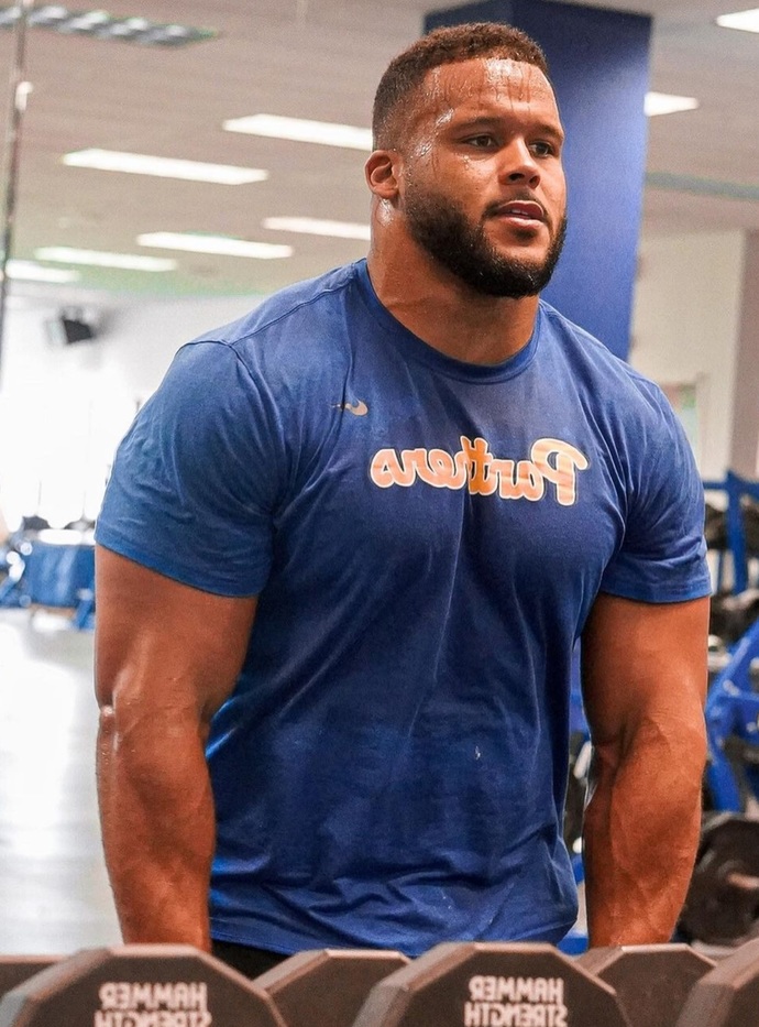 Can you play NFL football at a height around 5′5″ and make good money from it?