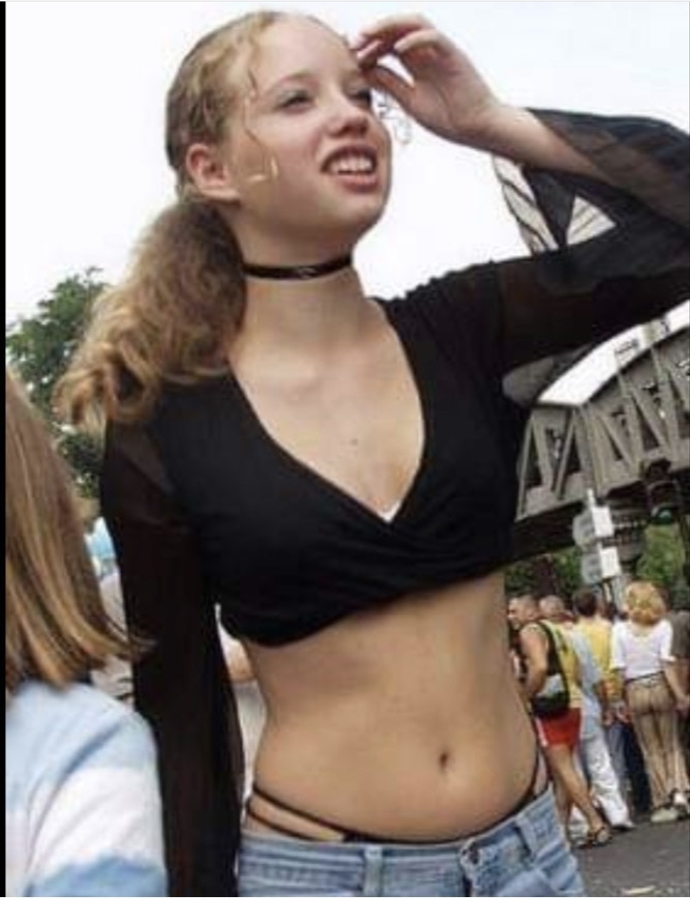 Is there some sort of hidden meaning behind girls wearing chokers?