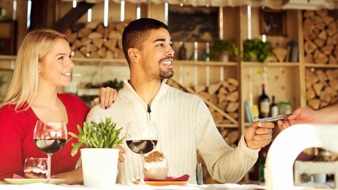 Who should pay for dinner on a first date?
