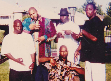 Why did Suge Knight allow for Piru Bloods to be around Deathrow Records and created an unsafe and toxic environment?