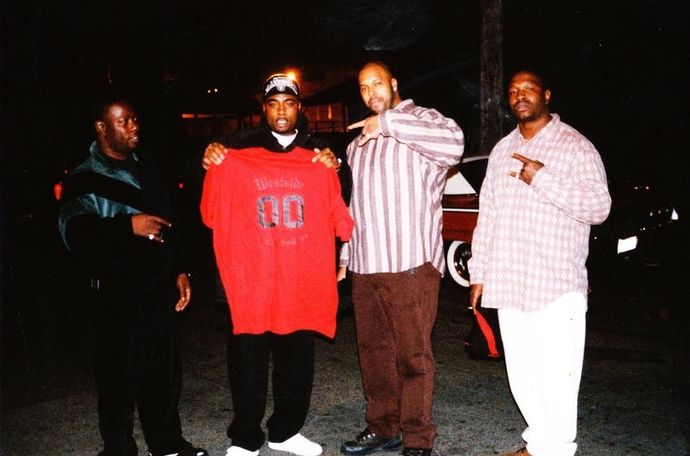 Why did Suge Knight allow for Piru Bloods to be around Deathrow Records and created an unsafe and toxic environment?