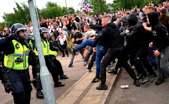 What do you think of the far-right protests in the UK 🇬🇧🏴󠁧󠁢󠁥󠁮󠁧󠁿?
