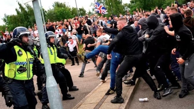 What do you think of the far-right protests in the UK 🇬🇧🏴󠁧󠁢󠁥󠁮󠁧󠁿?