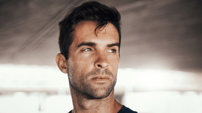 Why is the "stubble-look" for men so popular nowadays even though it was very unpopular a decade ago and before then?