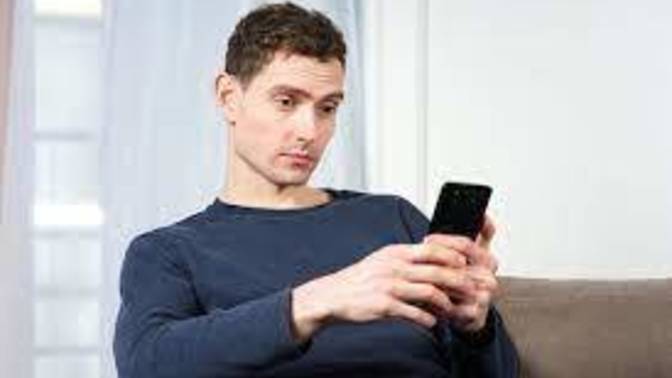 If someone asked you on a date a week in advance, and you said yes, would it turn you off if they didn't talk or text you again until a day before?