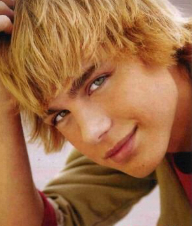 What made Hannah Montana stand out from other 2000s teen sitcoms?