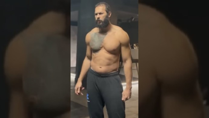 Does andru tate have a dad bod?