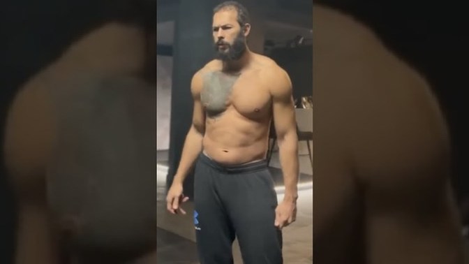 Does andru tate have a dad bod?