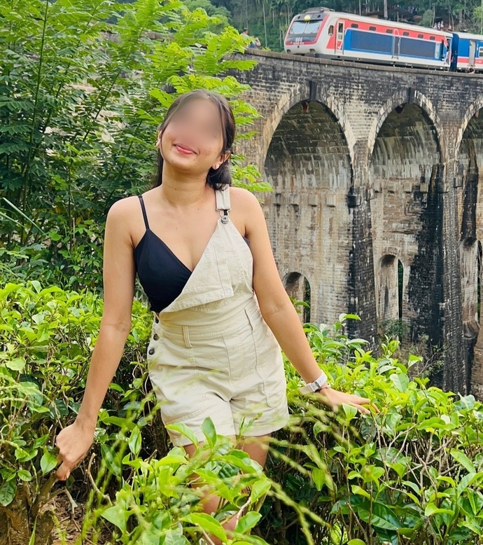What is the motive to show bra from one side?