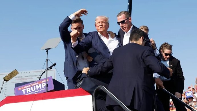 How come none of his Secret Service Detail did not wear any earpieces but in the other photos they did?