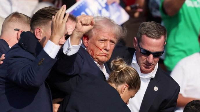 How come none of his Secret Service Detail did not wear any earpieces but in the other photos they did?