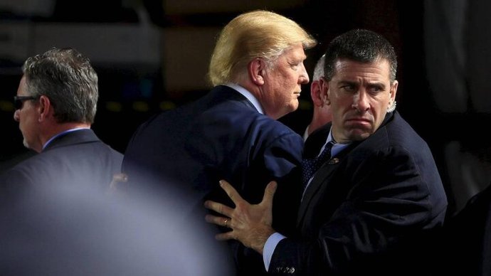 How come none of his Secret Service Detail did not wear any earpieces but in the other photos they did?