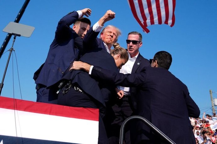 How come none of his Secret Service Detail did not wear any earpieces but in the other photos they did?