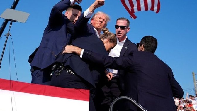 How come none of his Secret Service Detail did not wear any earpieces but in the other photos they did?