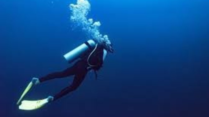 Is it possible too scuba dive too the titanic shipwreck with a scuba tank without a submarine or a submersible?