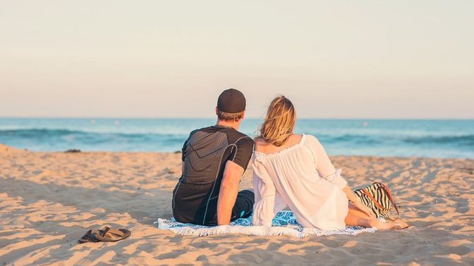If a guy invites you to the beach on a first date, is that weird?