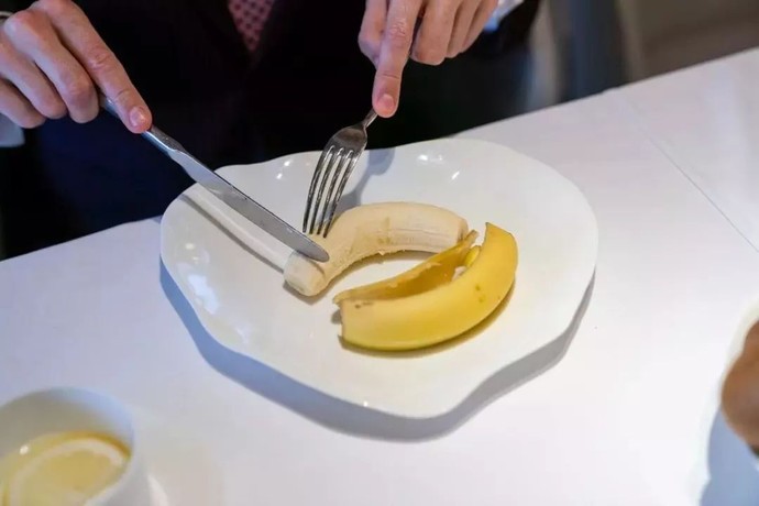 How do I eat a banana in front of men?