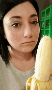 How do I eat a banana in front of men?