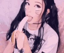 How do I eat a banana in front of men?