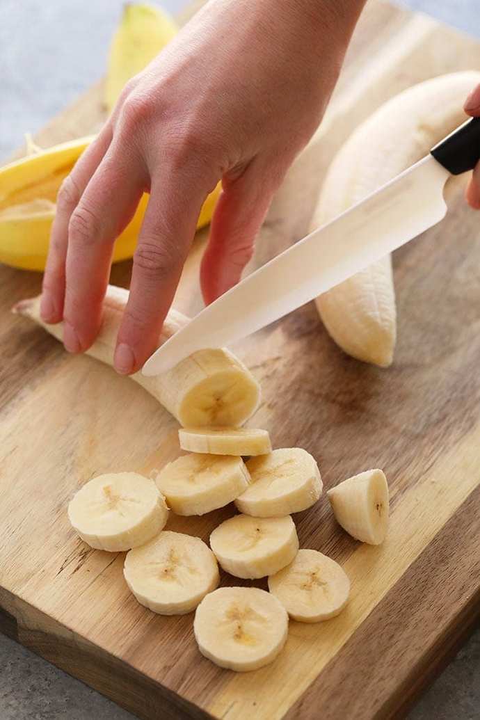 How do I eat a banana in front of men?