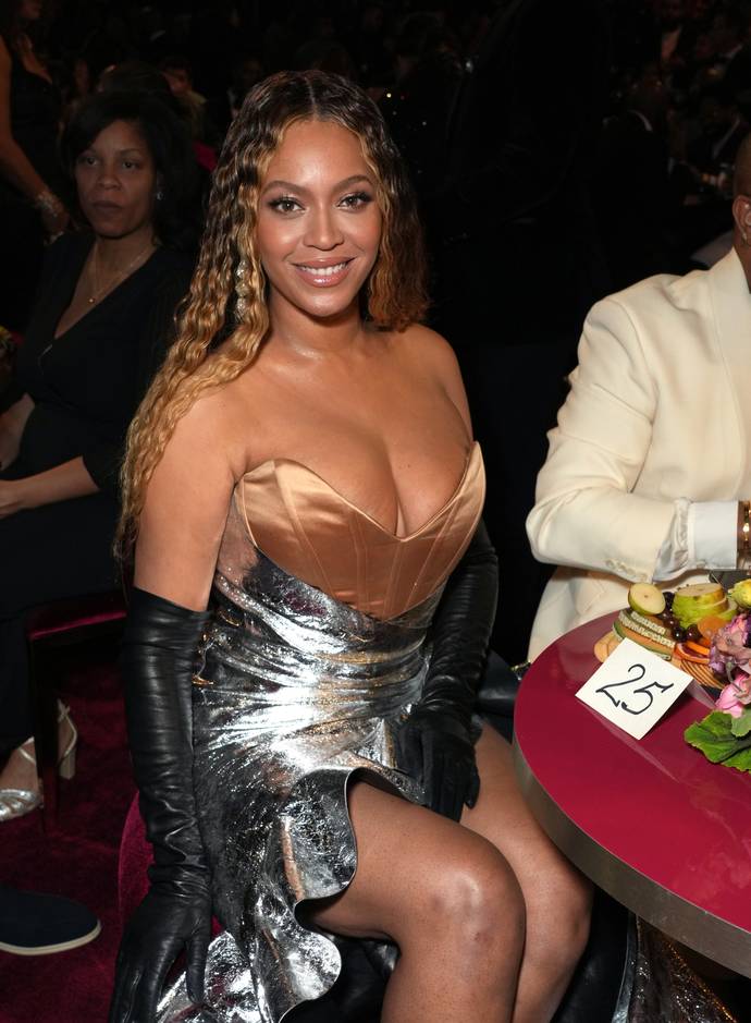 Is Dionne Warwick wrong in her guess that Beyoncé Knowles wont reach icon status?