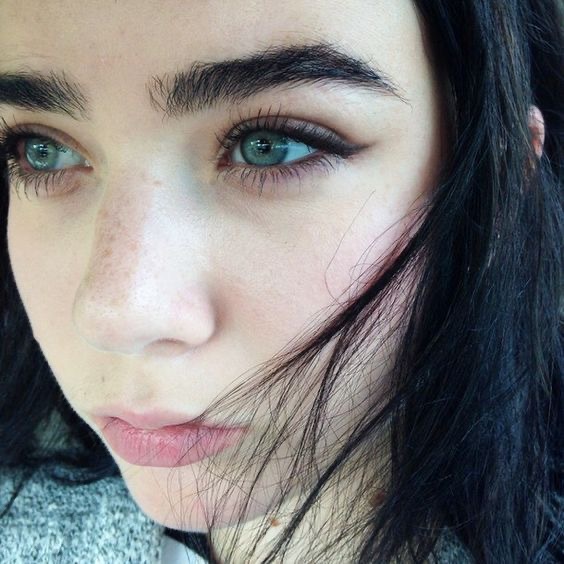 Guys,do you prefer thin eyebrows ?