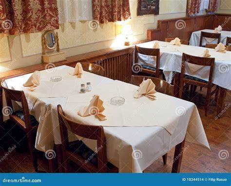 BOOTH or TABLE when DINING out?