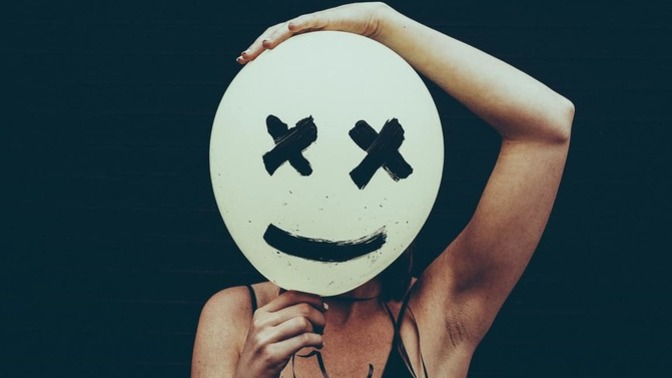 Do weird dating profile pictures get you to swipe right or left?