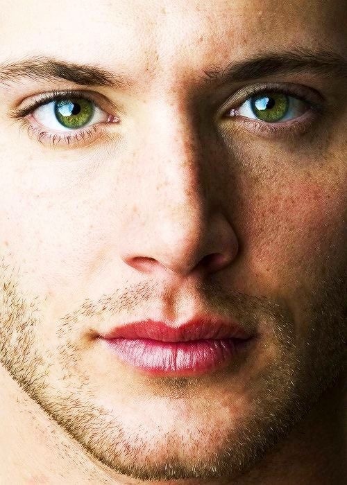 Why are green eyes less popular than blue eyes?