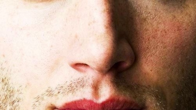 Why are green eyes less popular than blue eyes?