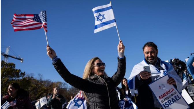 Why do supporters of Israel waive the American flag while supporters of Palestinians burn the American flag?