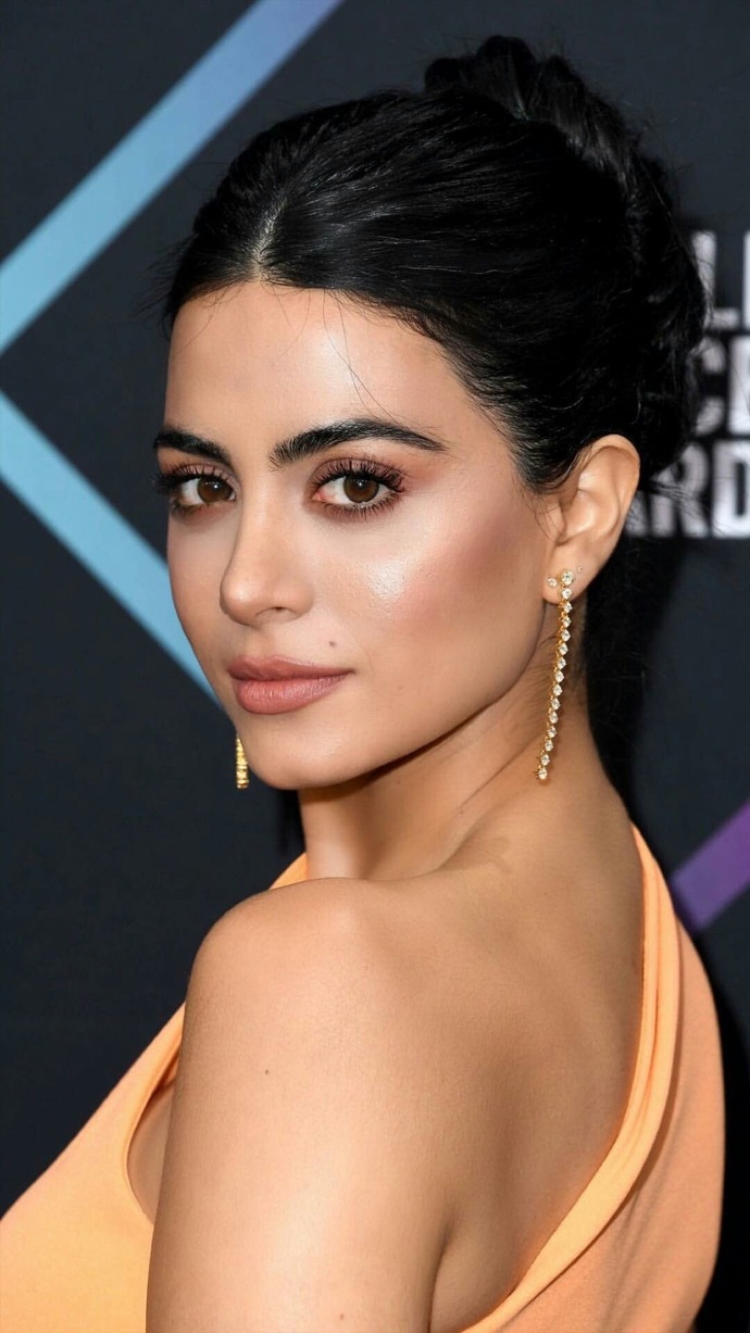 Similar to a common female face in North India available on dating apps